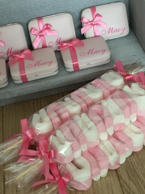snoepbrochette roze wit strikjes speksnoep meisje levering materniteit Bonino